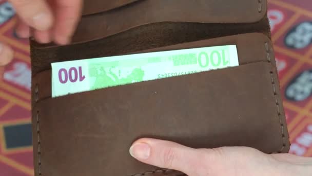 Frauenhände geben Bargeld aus Geldbörse im Casino. — Stockvideo