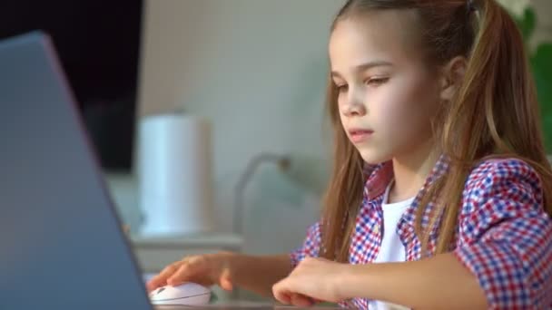 Menina faz as lições, lição de casa no laptop . — Vídeo de Stock