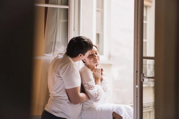 Ζευγάρι κάθεται στο παράθυρο του υπνοδωματίου ενός διαμερίσματος στη γαλλική αυλή. — Φωτογραφία Αρχείου