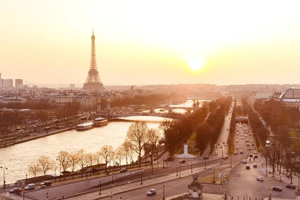 Vista superior de París al atardecer. lugares turísticos populares, vacaciones en Francia . — Foto de Stock
