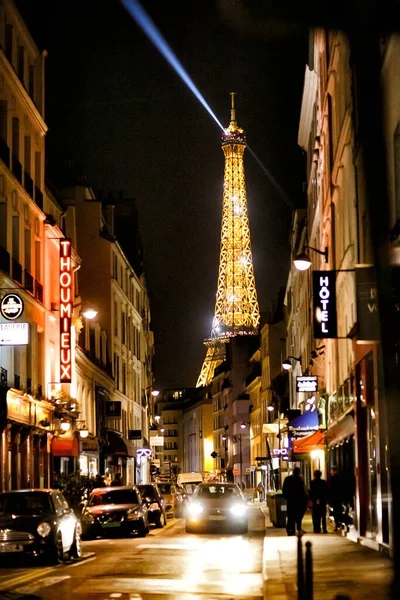 Париж вночі. Вечірня вулиця Європи. романтичні прогулянки і подорожі. — стокове фото