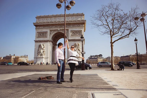 한 부부가 승리 의만 곡을 그리며 파리를 거닐고 있다. — 스톡 사진