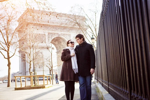 Una pareja de casados pasean por París en el arco del Triunfo . — Foto de Stock