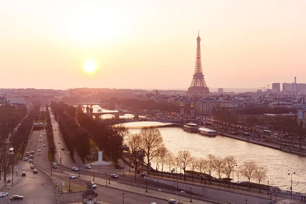 Vista superior de París al atardecer. lugares turísticos populares, vacaciones en Francia . — Foto de Stock