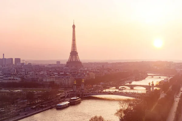 Верхній вигляд Парижа на заході сонця. Популярні туристичні місця, свята у Франції.. — стокове фото