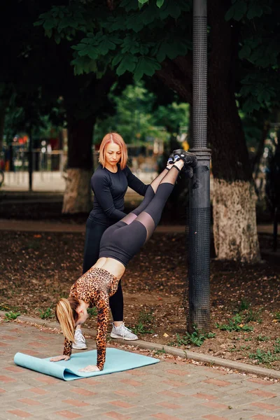 Dívka sportovec ve sportovním oblečení v parku venku používá tyč. školení venku. — Stock fotografie