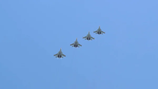 Gökyüzünde bir grup profesyonel askeri uçak pilotu. — Stok fotoğraf