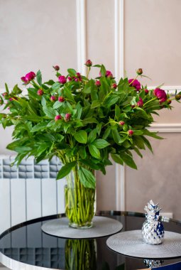 Cam vazoda bir buket pembe şakayık. ananas dekoratifi.