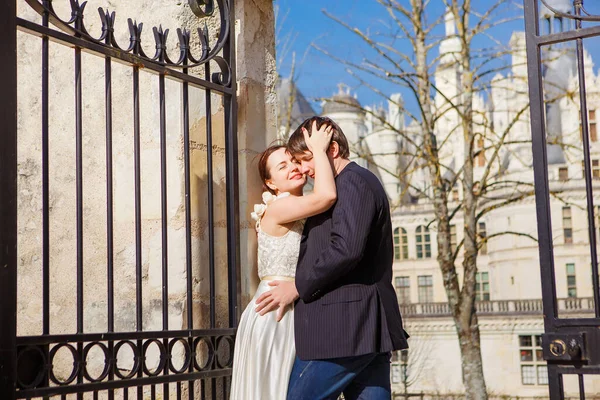 프랑스의 샹 보 노르드 성. 신혼 부부들 이궁 문 앞에서 있는 모습. — 스톡 사진