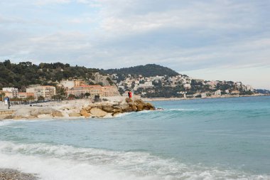 Bir çift aşık, bir adam ve bir kadın denizin üzerinde dalgakıranın üzerinde duruyorlar.. 