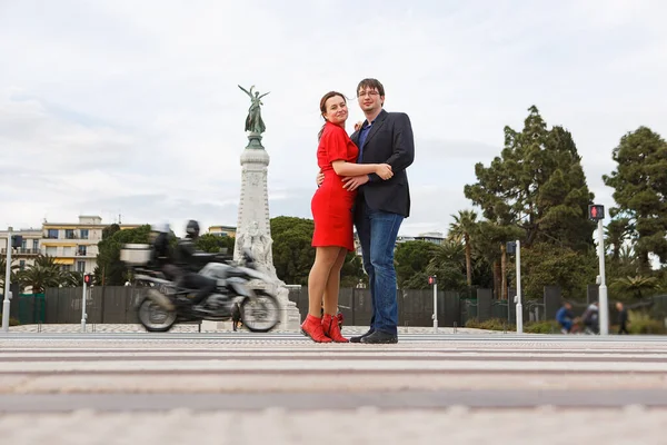 Ζευγάρι σταυροδρόμι στη Νίκαια. Ένδοξο μνημείο συμβολίζει την ελευθερία της πόλης. — Φωτογραφία Αρχείου