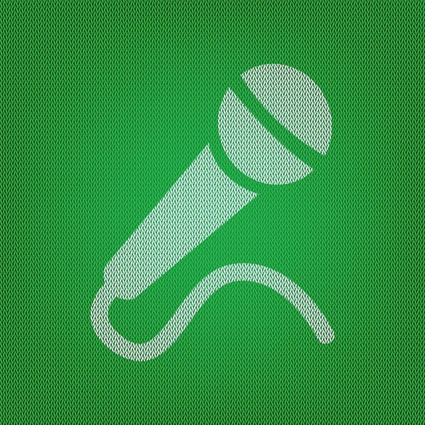 Ilustración de señal de micrófono. icono blanco en la prenda de punto verde o — Vector de stock
