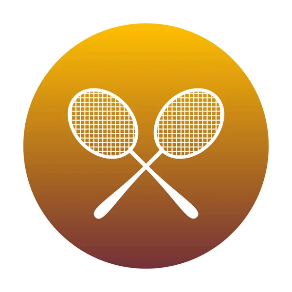 Firma de raquetas de tenis. Icono blanco en círculo con gradiente dorado — Vector de stock