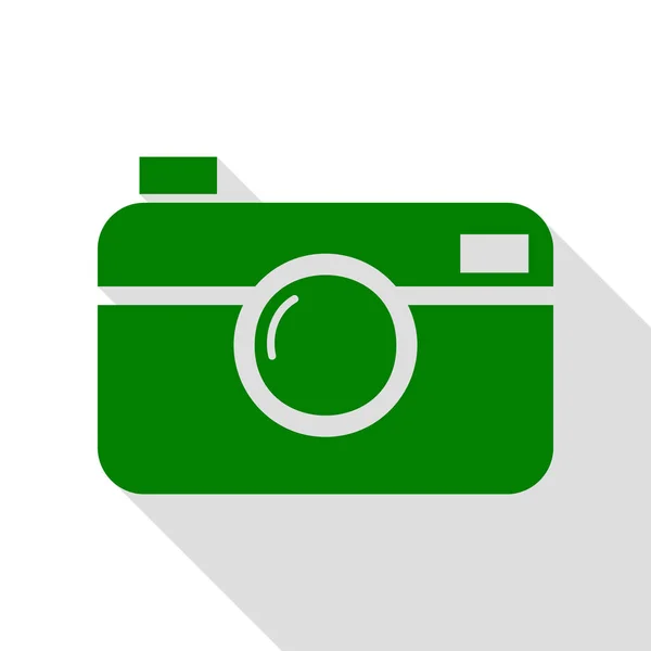 Signe d'appareil photo numérique. Icône verte avec chemin d'ombre de style plat . — Image vectorielle