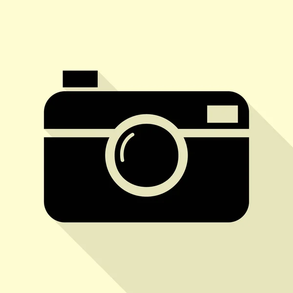 Signo de cámara fotográfica digital. Icono negro con camino de sombra de estilo plano sobre fondo crema . — Archivo Imágenes Vectoriales