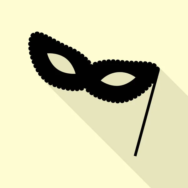 Carnaval veneciano tradicional Signo de máscara decorativa. Icono negro con camino de sombra de estilo plano sobre fondo crema . — Vector de stock