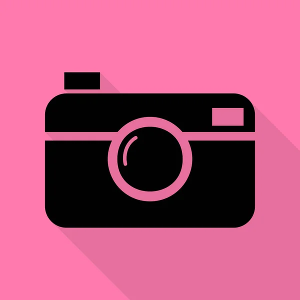 Signo de cámara fotográfica digital. Icono negro con camino de sombra de estilo plano sobre fondo rosa . — Archivo Imágenes Vectoriales