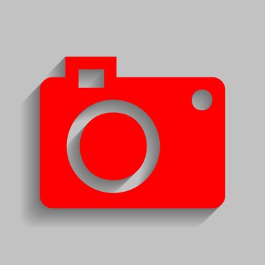 Dijital kamera işareti. Vektör. Yumuşak gölge gri arka plan üzerinde kırmızı simge.
