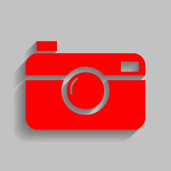 Цифровий знак фотоапарата. Вектор. Червона ікона з м'якою тіні на сірому фоні . — стоковий вектор