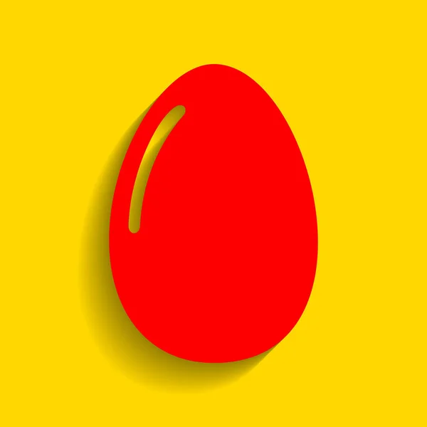 Sinal de ovo de chiken. Vector. Ícone vermelho com sombra suave no fundo dourado . — Vetor de Stock