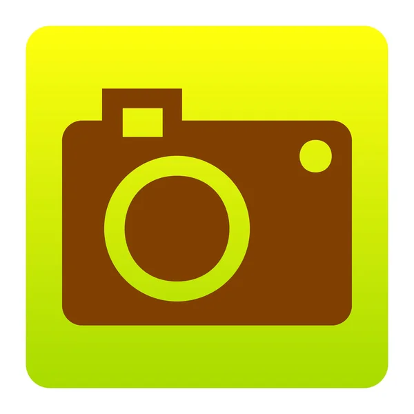 Σημάδι ψηφιακή φωτογραφική μηχανή. Διάνυσμα. Καφέ εικονίδιο στο πράσινο-κίτρινο διαβάθμισης τετράγωνο με στρογγυλεμένες γωνίες σε άσπρο φόντο. Απομονωμένη. — Διανυσματικό Αρχείο