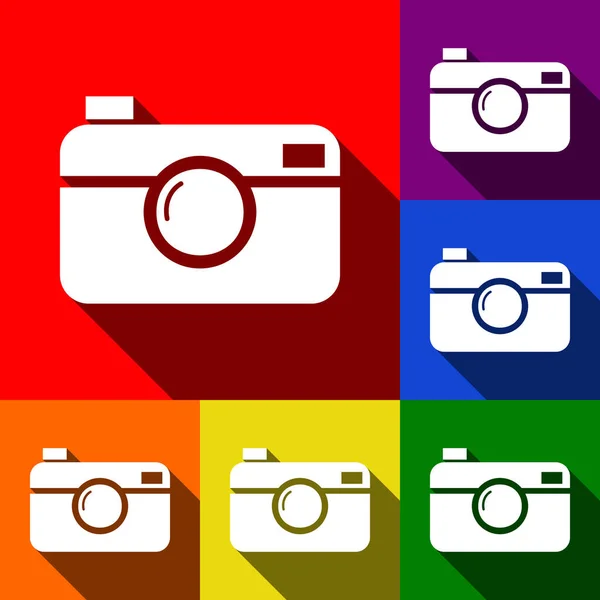 Digitale Fotokamera Zeichen. Vektor. Icons mit flachen Schatten auf rotem, orangefarbenem, gelbem, grünem, blauem und violettem Hintergrund. — Stockvektor