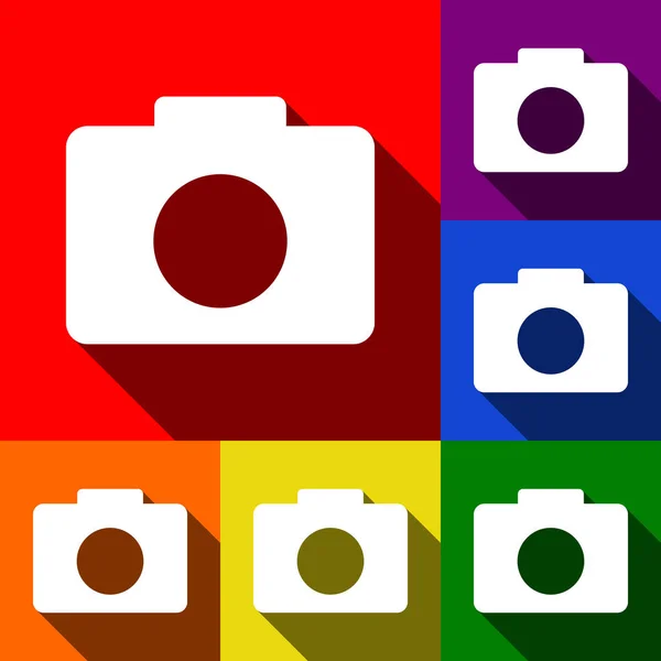 Digitalkameraschild. Vektor. Icons mit flachen Schatten auf rotem, orangefarbenem, gelbem, grünem, blauem und violettem Hintergrund. — Stockvektor