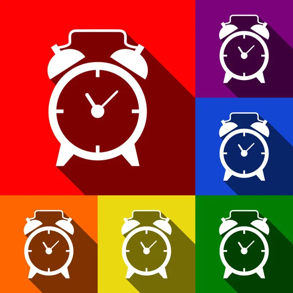 目覚まし時計の標識です。ベクトル。赤、オレンジ、黄色、緑、青、紫の背景でフラットの影とアイコンのセット. — ストックベクタ