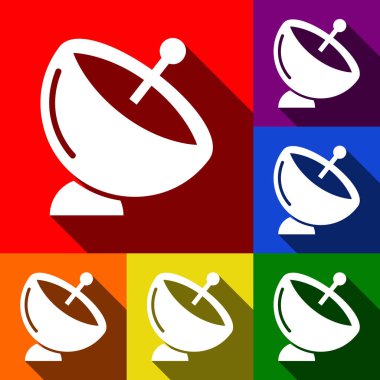 Uydu çanağı işareti. Vektör. Kırmızı, turuncu, sarı, yeşil, mavi ve mor arka plan, düz gölgeler ile simgeler kümesi.