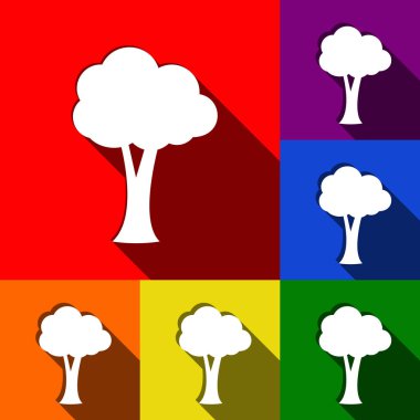 Ağaç işareti illüstrasyon. Vektör. Kırmızı, turuncu, sarı, yeşil, mavi ve mor arka plan, düz gölgeler ile simgeler kümesi.