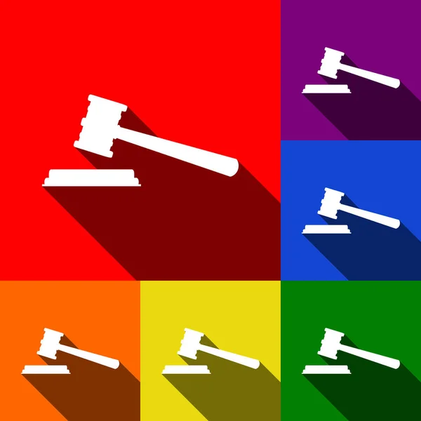 Gerechtigkeitshammer. Vektor. Icons mit flachen Schatten auf rotem, orangefarbenem, gelbem, grünem, blauem und violettem Hintergrund. — Stockvektor