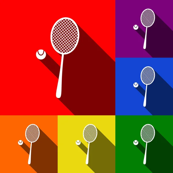 Tennisschläger-Schild. Vektor. Icons mit flachen Schatten auf rotem, orangefarbenem, gelbem, grünem, blauem und violettem Hintergrund. — Stockvektor