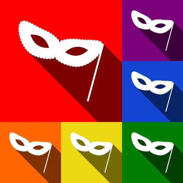 Traditionelle venezianische Karneval dekorative Maske Zeichen. Vektor. Icons mit flachen Schatten auf rotem, orangefarbenem, gelbem, grünem, blauem und violettem Hintergrund. — Stockvektor