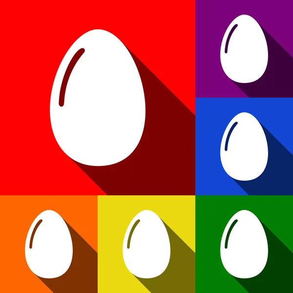 Chiken oeuf signe. Vecteur. Ensemble d'icônes avec des ombres plates à fond rouge, orange, jaune, vert, bleu et violet . — Image vectorielle