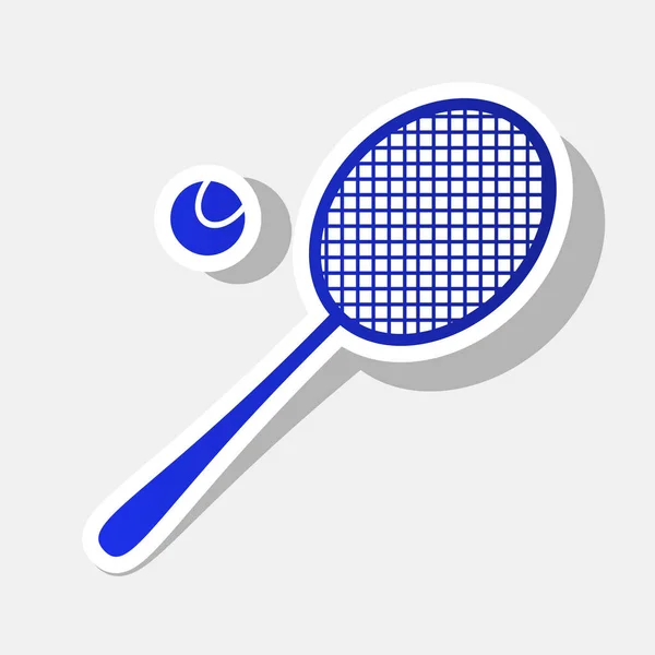 Tennis racket teken. Vector. Nieuwjaar blauwachtig pictogram met buiten beroerte en grijs schaduw op de lichtgrijze achtergrond. — Stockvector