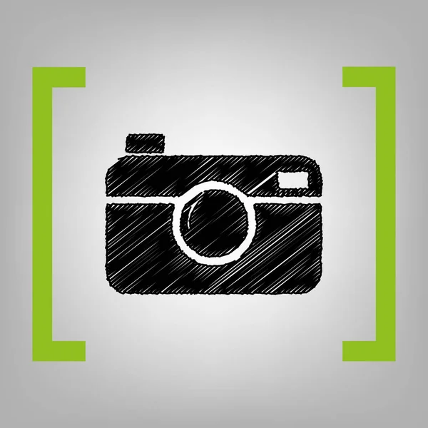 Ψηφιακή φωτογραφία κάμερα σημάδι. Διάνυσμα. Μαύρο κακογράφω εικονίδιο σε αγκύλες κίτρο σε γκριζωπό φόντο. — Διανυσματικό Αρχείο