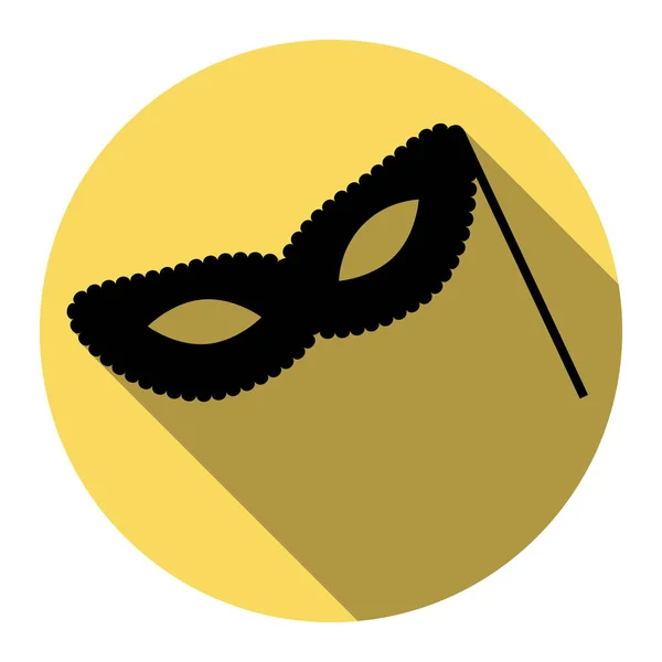 Знак традиционной венецианской карнавальной декоративной маски. Вектор. Плоская черная икона с плоской тенью на королевском желтом круге с белым фоном. Isolated . — стоковый вектор