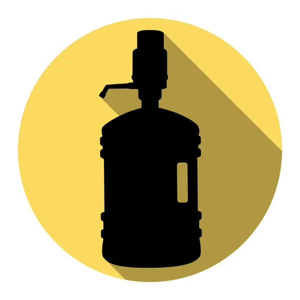 Пластиковый силуэт бутылки с водой и сифоном. Вектор. Плоская черная икона с плоской тенью на королевском желтом круге с белым фоном. Isolated . — стоковый вектор