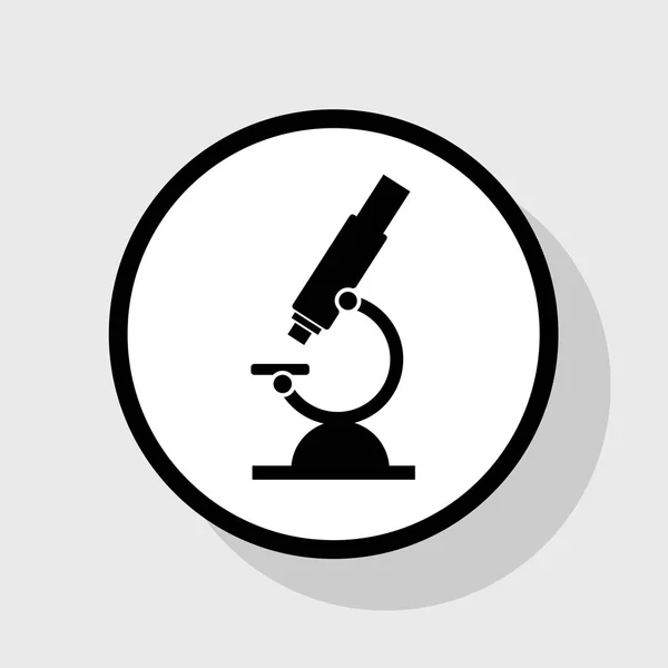 Signo de microscopio químico para laboratorio. Vector. Icono plano negro en círculo blanco con sombra en fondo gris . — Vector de stock