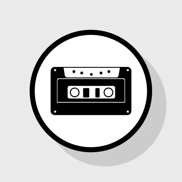 Icono de cassette, señal de cinta de audio. Vector. Icono plano negro en círculo blanco con sombra en fondo gris . — Vector de stock