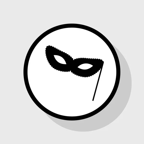 Традиційний венеціанський карнавал декоративні маска знак. Вектор. Плоский чорний значок у "білий круг" з тінь на сірий фон. — стоковий вектор