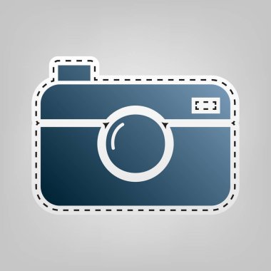 Dijital fotoğraf kamera işareti. Vektör. Gri arka plan, kesmek için anahat ile mavi kutsal kişilerin resmi.