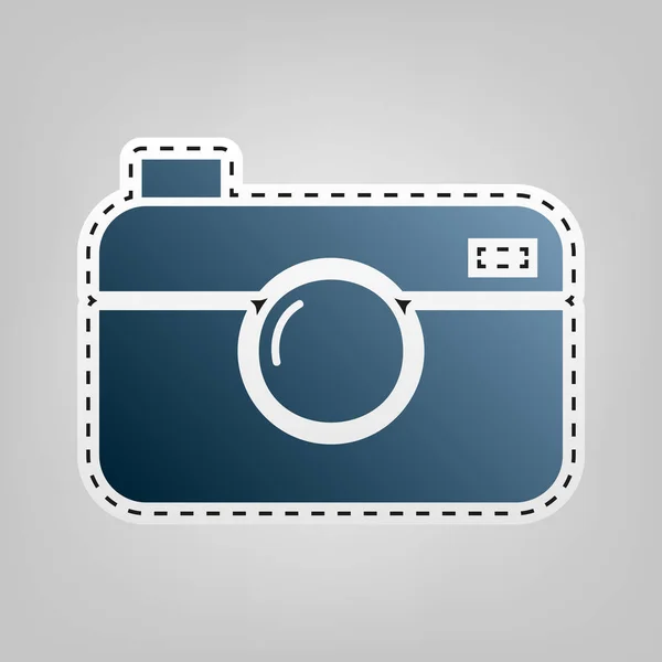 Digitale Fotokamera Zeichen. Vektor. blaues Symbol mit Umriss zum Ausschneiden auf grauem Hintergrund. — Stockvektor