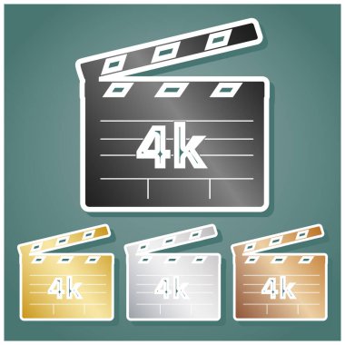 4K film tabelası. Gri, altın, gümüş ve bronz renkli metalik simgeler seti. Beyaz çizgili ve Viridan arka planında gölgeli..
