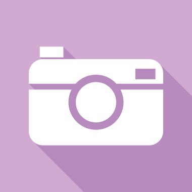 Dijital fotoğraf makinesi işareti. Mor arkaplanda uzun gölgesi olan beyaz simge.