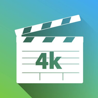 4K film tabelası. Gri renkli beyaz simge, yeşilden maviye sınırsız gölge bırakıyor.