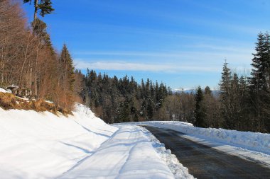 güneşli bir gün dağlarında kış