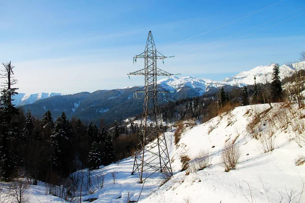karla kaplı dağları'nda elektrik Kulesi