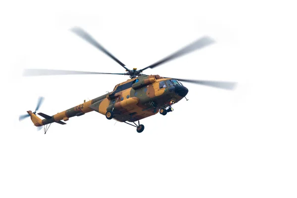 Beyaz bir arka plan üzerinde gökyüzünde helikopter.