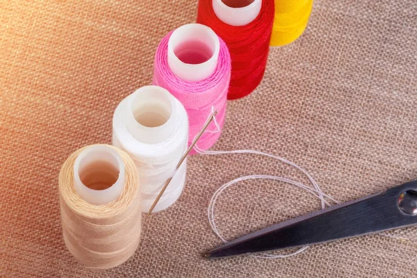 Bunte Garnspulen Eine Nähnadel Die Weißen Faden Steckte Blaue Schere — Stockfoto